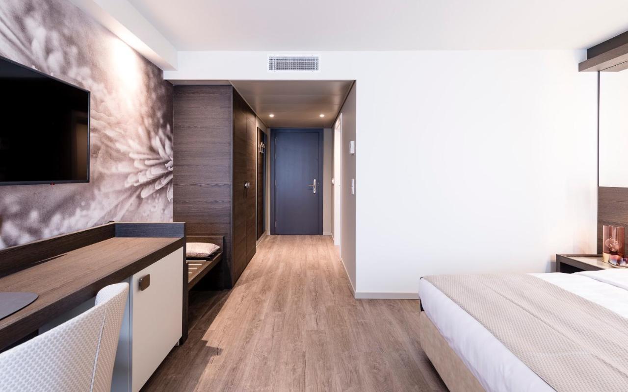 Ambassador Boutique Hotel Нион Екстериор снимка
